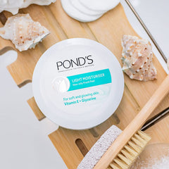 Pond's Fresh Glow Light Moisturiser With Vitamin E Glycerine Cream