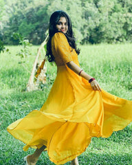 Bollywood-Indisch-Pakistan-Ethno-Partykleidung für Damen, weiches, reines Georgette-Outfit, auffälliges Outfit mit einer Passe voller Sequenzstickereien