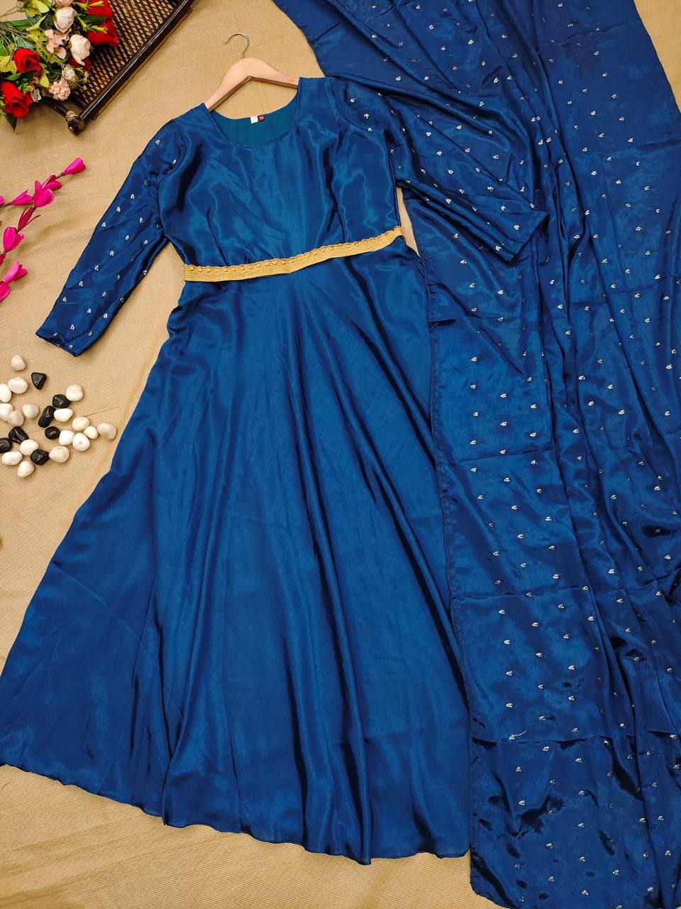 Bollywood Indisches, pakistanisches, ethnisches Partykleid für Damen, weiches, reines Slik-Kleid mit Gürtel und Duppata