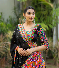 Bollywood Indische Pakistanische Ethno Party Wear Reine weiche Malai Seide Lehenga Choli Dupatta Navratri Spezielle Kombination für Männer Kurta Hose &amp; Frauen