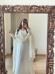 Bollywood Indische Pakistanische Ethno Party Wear Weiches reines Georgette Anarkali Weißes Kleid mit Allover-Stickerei Dupatta 