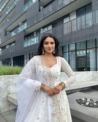 Bollywood Indische Pakistanische Ethno Party Wear Weiches reines Kunstgeorgette Weiß Latkan Chikankari Outfit Kleid