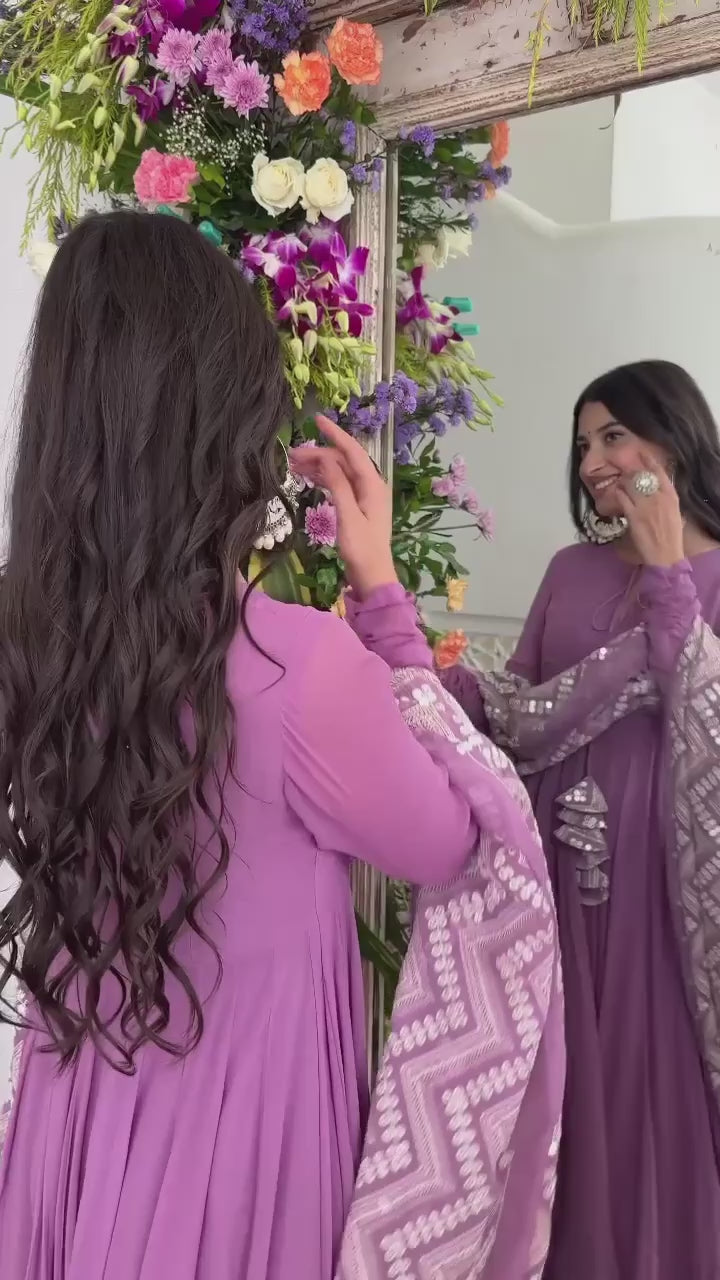 Bollywood Indische Pakistanische Ethno Party Wear Weiches reines Fuchs Georgette Outfit Helle Pflaumenstickerei Anarkali Anzug Kleid